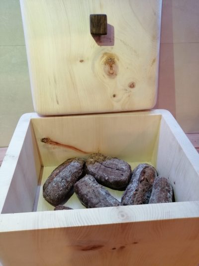 Lesena uniktna škatla iz cemprina za kruh